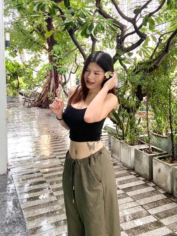 ครีเอเตอร์สาวยืนเดี่ยว