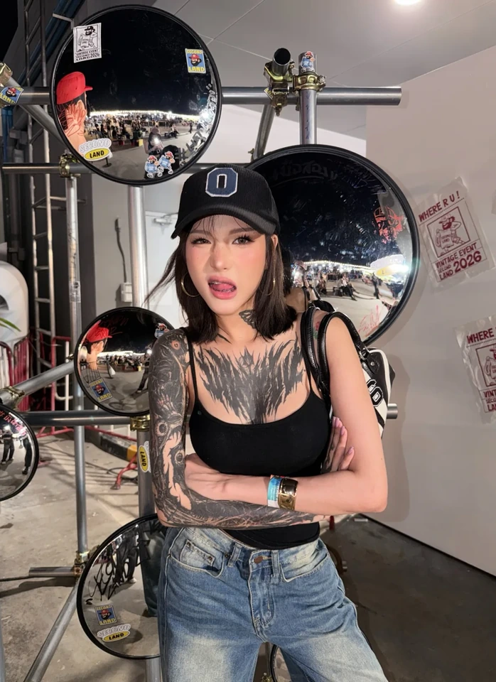ครีเอเตอร์สาวกับลุคสตรีตยืนเดี่ยว